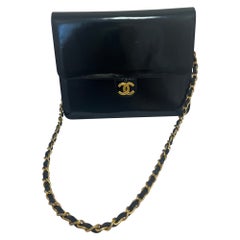 1986-88 Chanel Handtasche aus schwarzem Lackleder mitCOA und Kartenetui