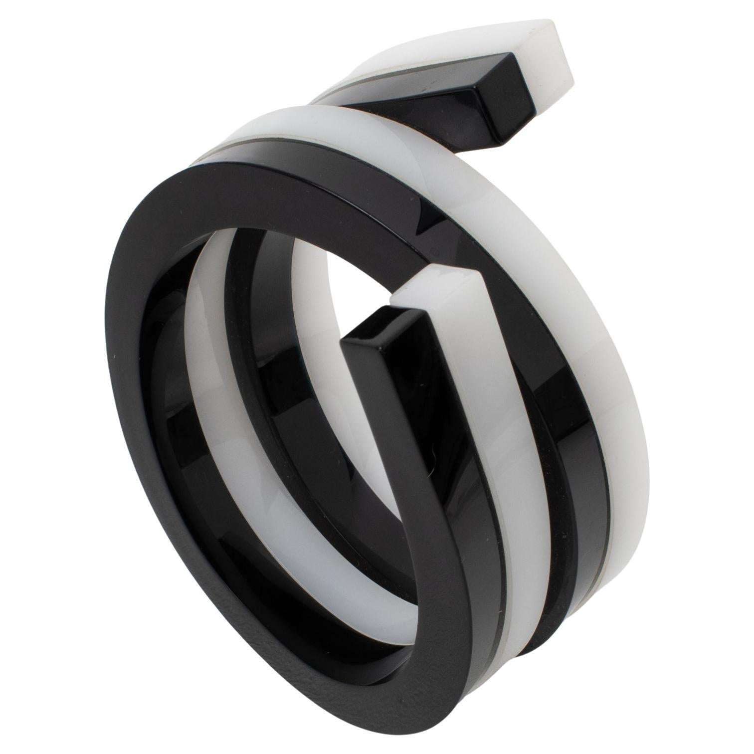 Bracciale a spirale in lucite oversize in bianco e nero in vendita