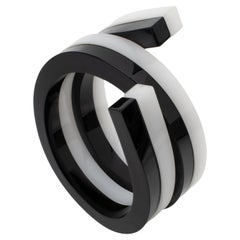 Bracelet spiralé en Lucite noir et blanc surdimensionné