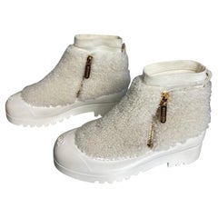 Chanel Kurze Ecrufarbene Shearling-Stiefel