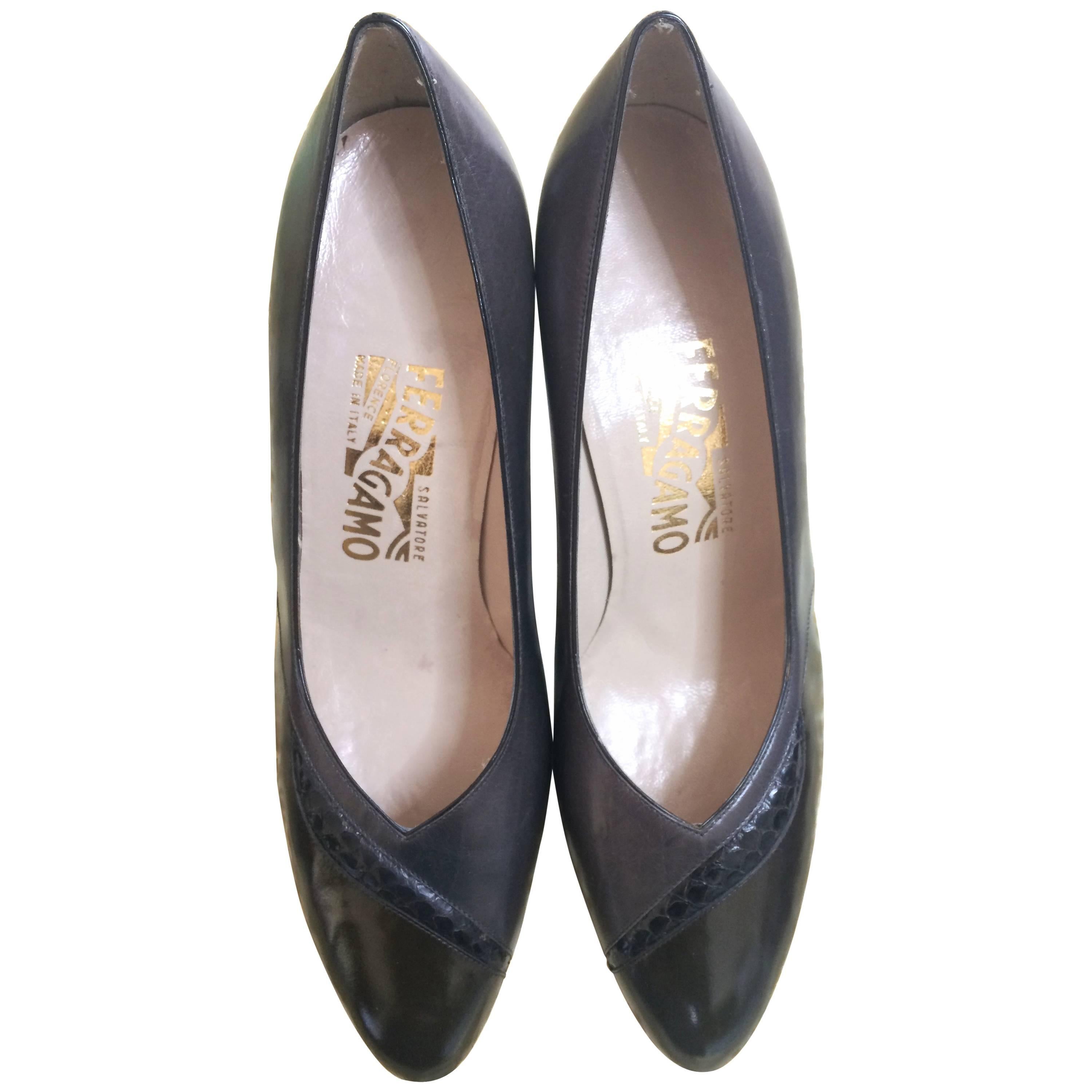 Vintage Salvatore Ferragamo grey and dark brown leather pumps with snakeskin. 8D For Sale