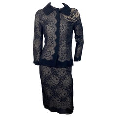 Tailleur jupe en soie noire et dentelle dorée Dolce and Gabbana, Taille 40