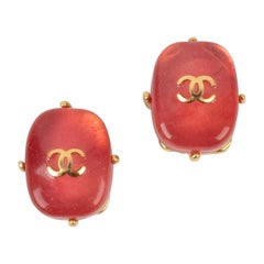 Chanel Goldene Metall-Ohrclips mit rosa Glaspastell-Cabochons aus Metall Herbst, 1997