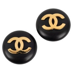 Retro Chanel Clip-on CC Earrings in Golden Metal and Bakelite