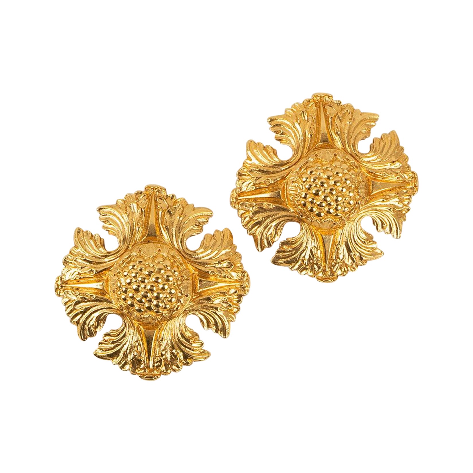 Chanel Clip-on Earrings in Golden Metal For Sale
