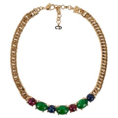 Kurze Dior-Halskette aus vergoldetem Metall mit farbigem Harz