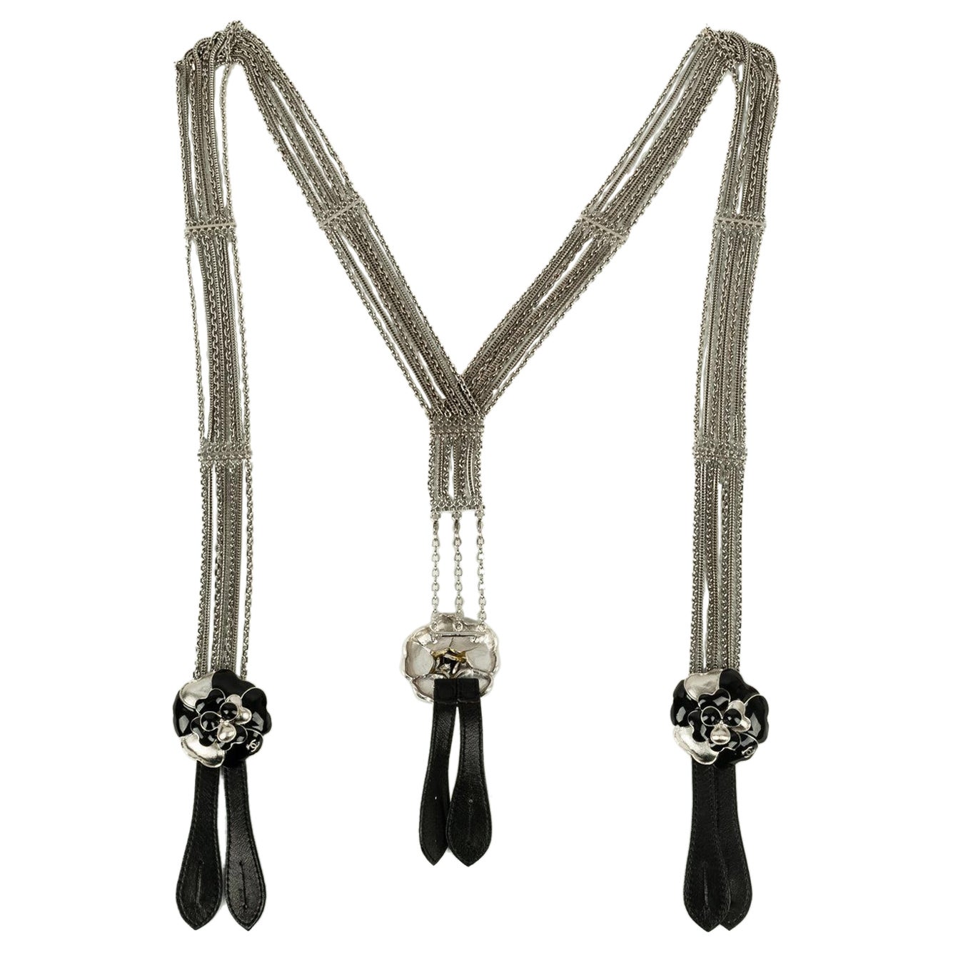 Chanel-Riemen aus Silberkette, schwarzem Leder und Kamelie Frühjahr, 2007 im Angebot