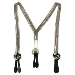 Chanel-Riemen aus Silberkette, schwarzem Leder und Kamelie Frühjahr, 2007