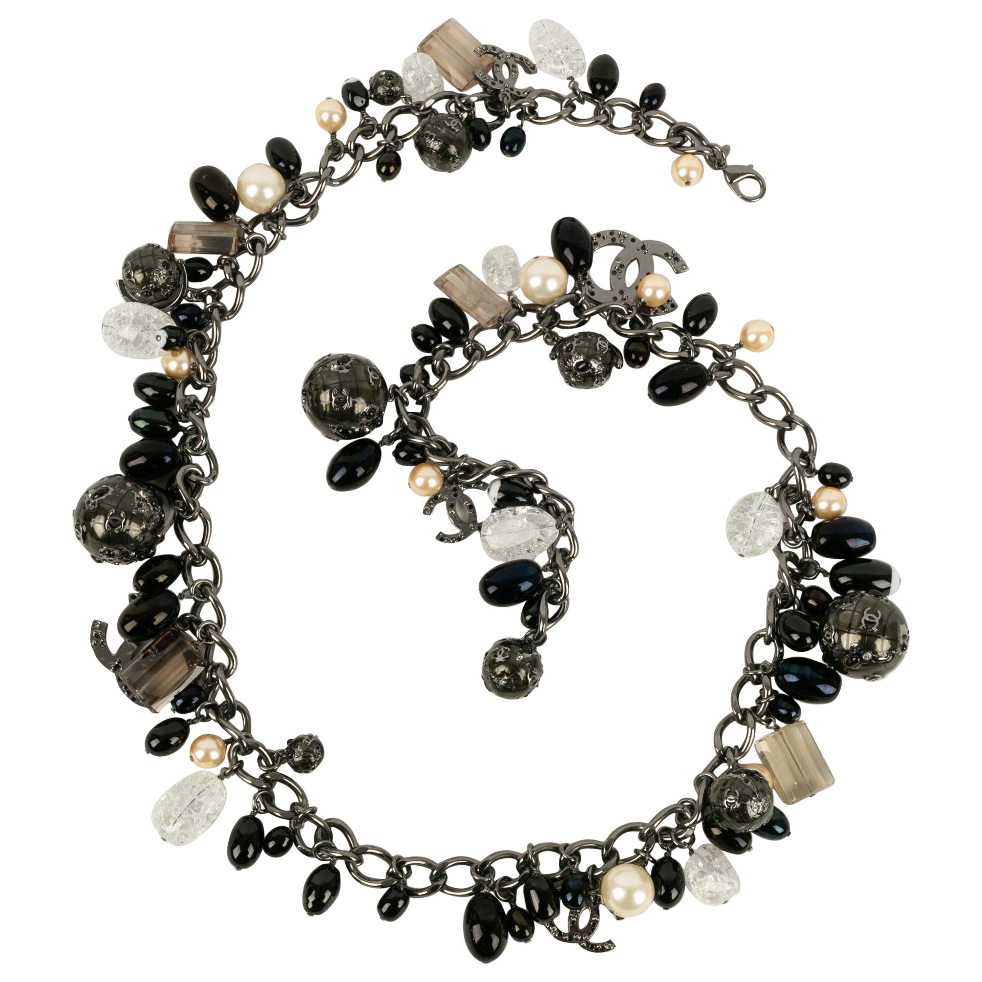 Chanel Collier en métal argenté foncé dans les tons noirs et perles, 2004 en vente