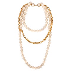 Collar Chanel de metal dorado y perlas de fantasía, años 90