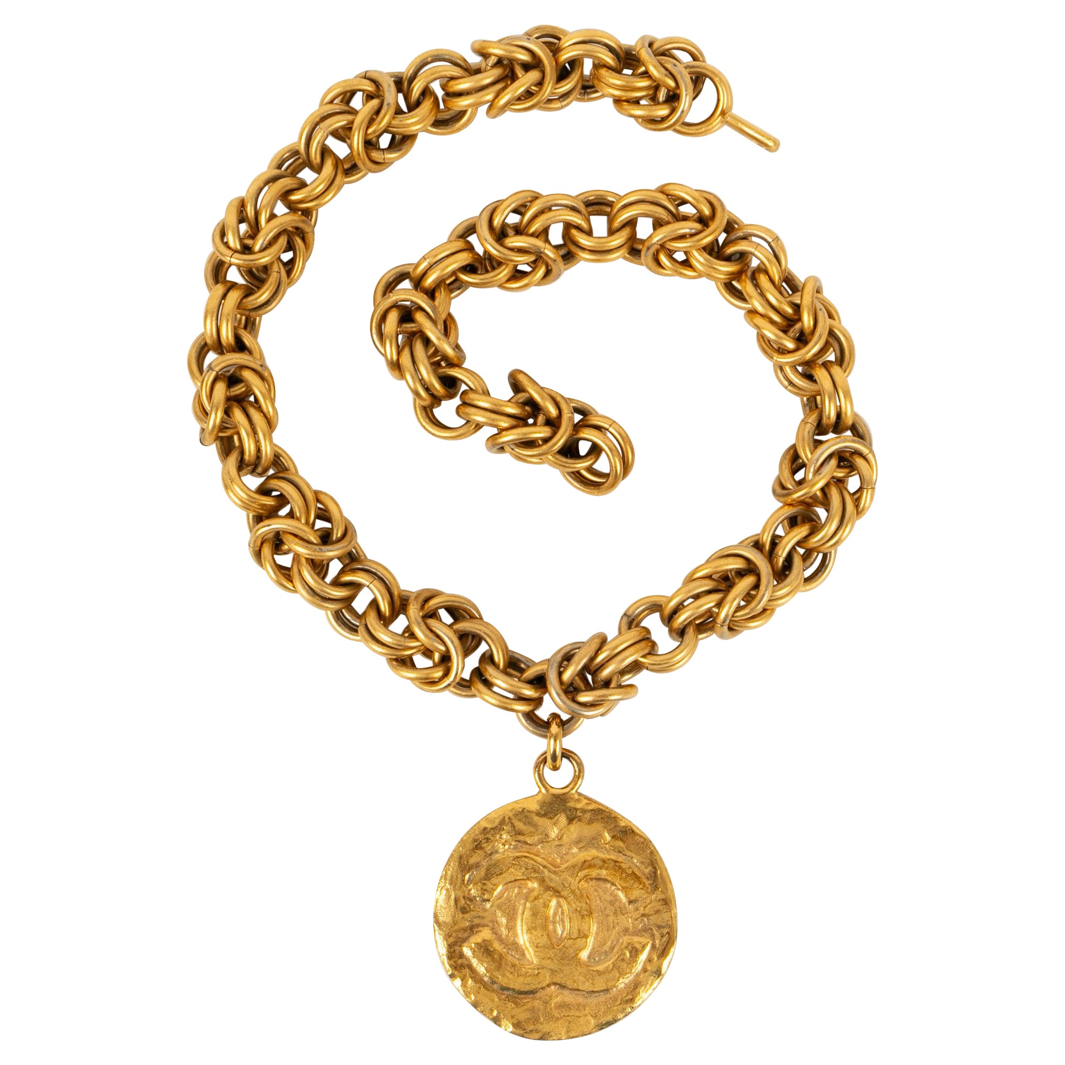 Impressionnant collier haute couture Chanel en métal plaqué or avec pendentif CC en vente