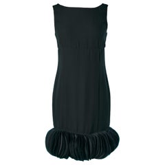 Abito da cocktail senza maniche in seta nera con bordo in petali di organza Armani Collezioni