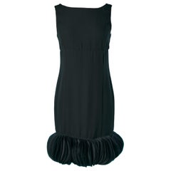 Schwarzes ärmelloses Seiden-Cocktailkleid mit organza-Blütenblättern-Rand Armani Collezioni