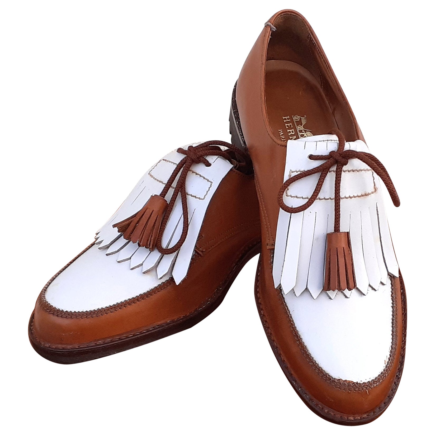 Exceptionnelles Derby Hermès Chaussures de golf Cuir or et blanc en vente