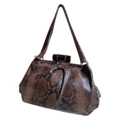 Bolso reptil Miu Miu.