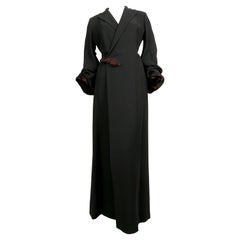 1994 JEAN PAUL GAULTIER RUNWAY maxi abrigo con cierre de rana y mangas onduladas