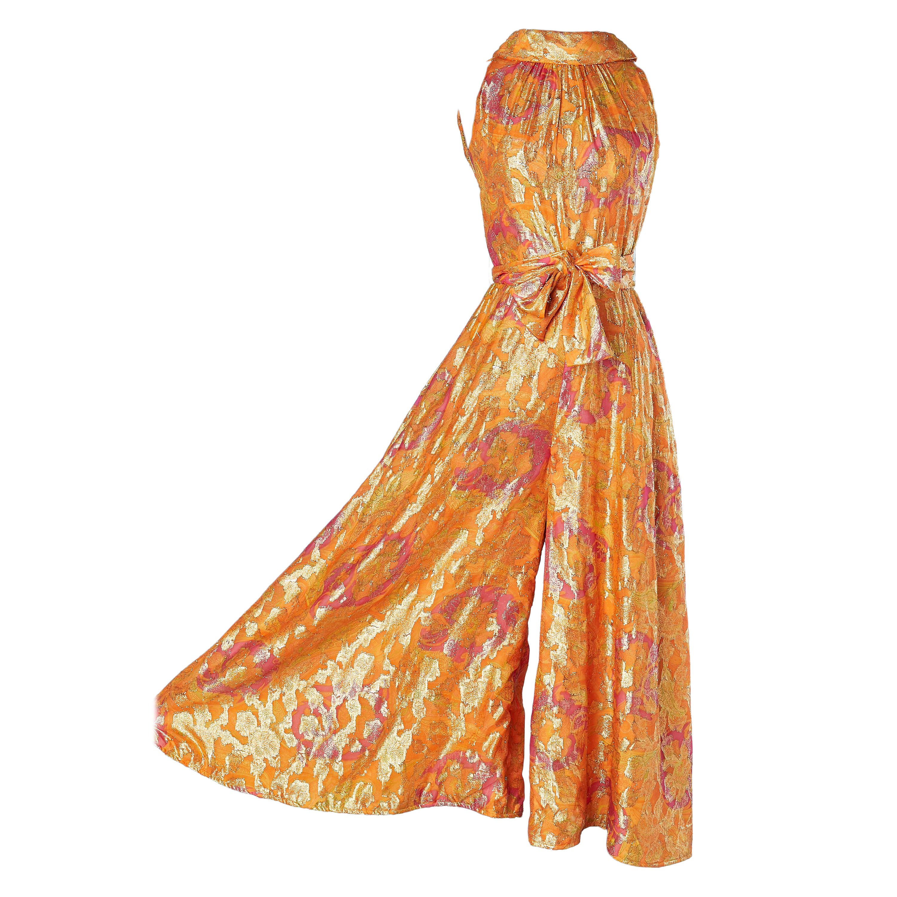 Combinaison en lurex imprimée orange et rose avec ceinture des années 1970 