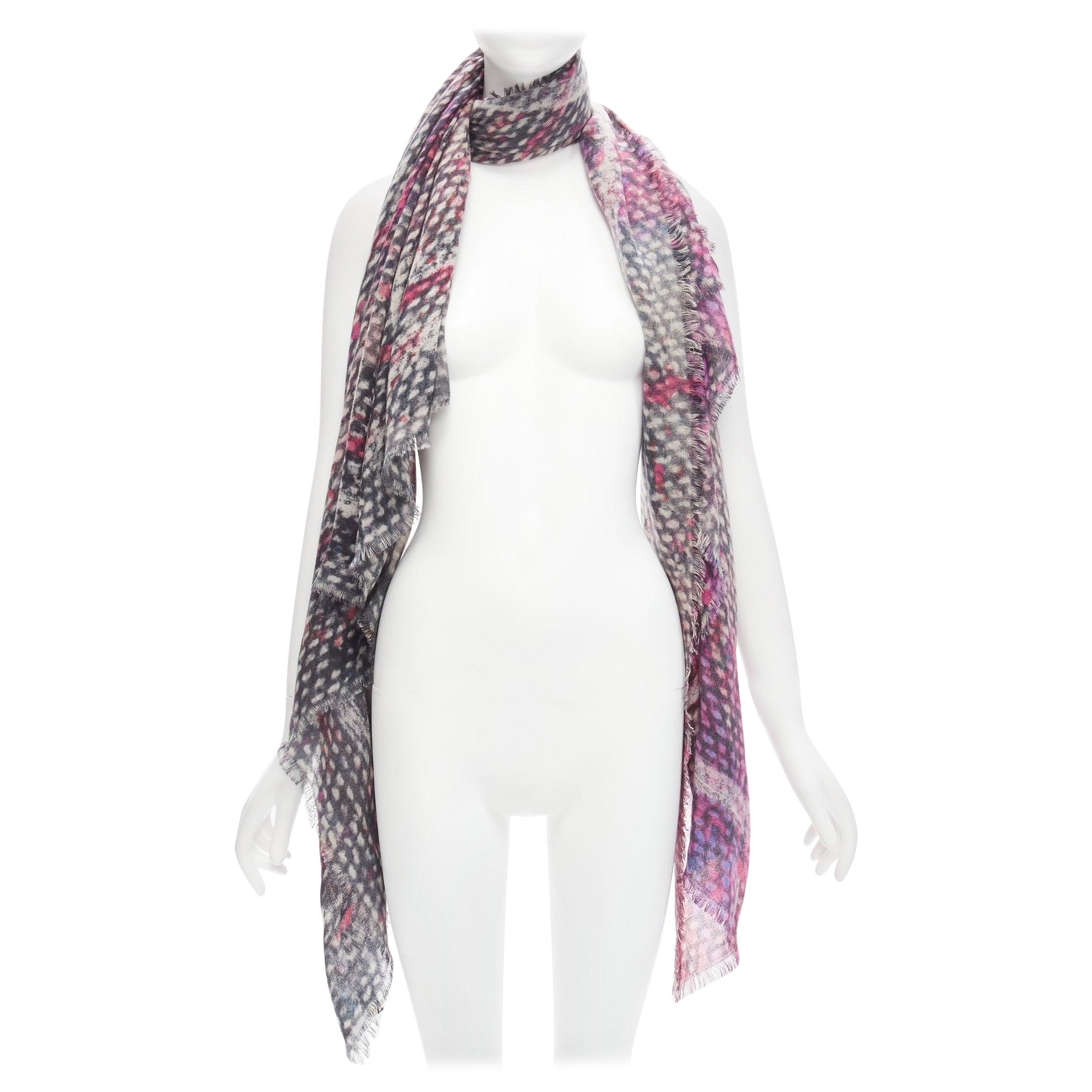CHANEL 100% Kaschmir lila schwarz CC übergroßer Tweed-Schal mit Texturdruck im Angebot