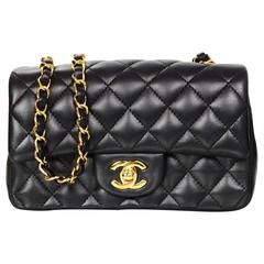 Chanel 2015 Rechteckige Mini-Klappentasche aus schwarzem Lammfell mit GHW