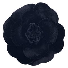 Chanel Vintage Schwarze Vintage-Anstecknadelbrosche aus Samt mit Blumenkamelie und Kamelie
