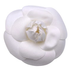 Chanel Alfiler broche vintage de tela blanca Camelia Flor de camelia