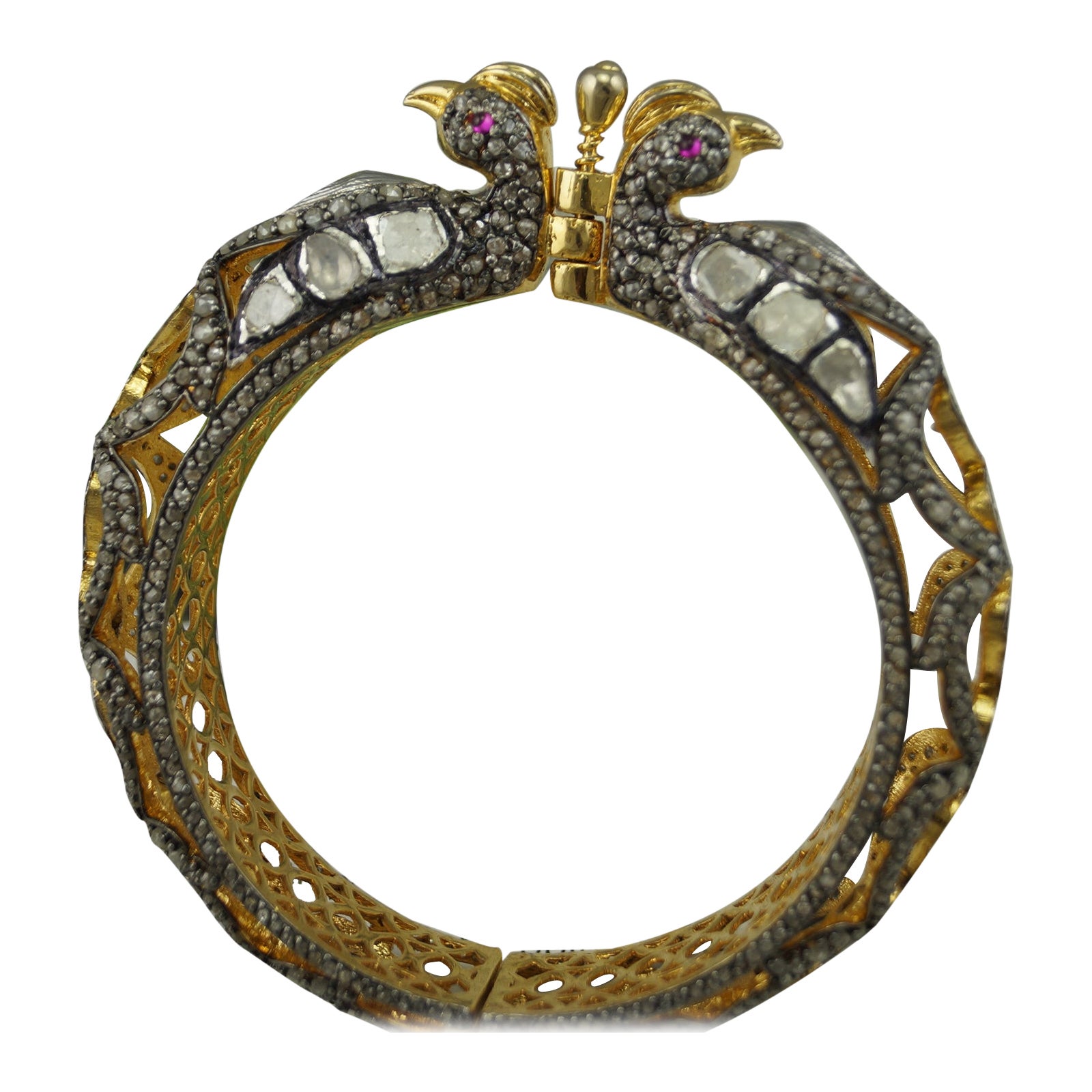 Bracelet paon royal en argent 925 plaqué or jaune, rubis et diamants roses non taillés en vente