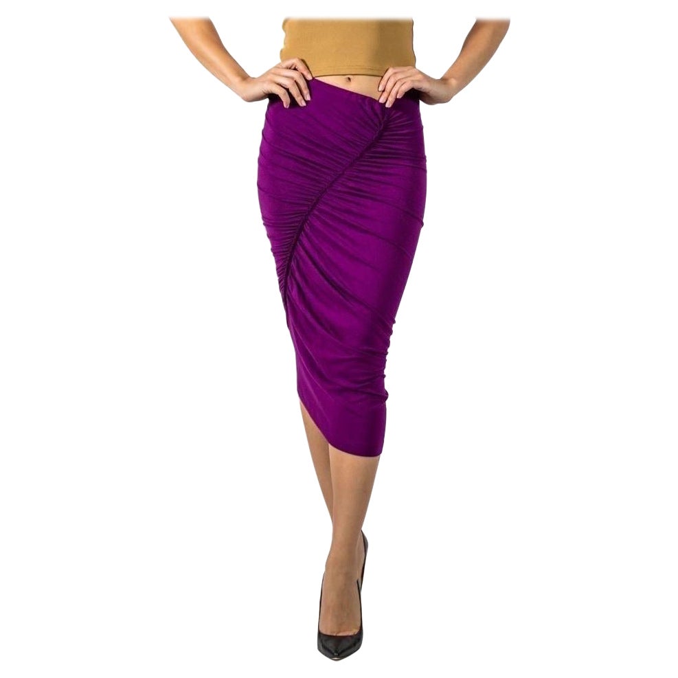 2010S DONNA KARAN Plum Rayon Bodycon Skirt With Ruched Side (Jupe bodycon en rayonne prune avec côtés froncés) en vente
