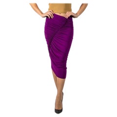2010S DONNA KARAN Plum Rayon Bodycon Skirt With Ruched Side (Jupe bodycon en rayonne prune avec côtés froncés)
