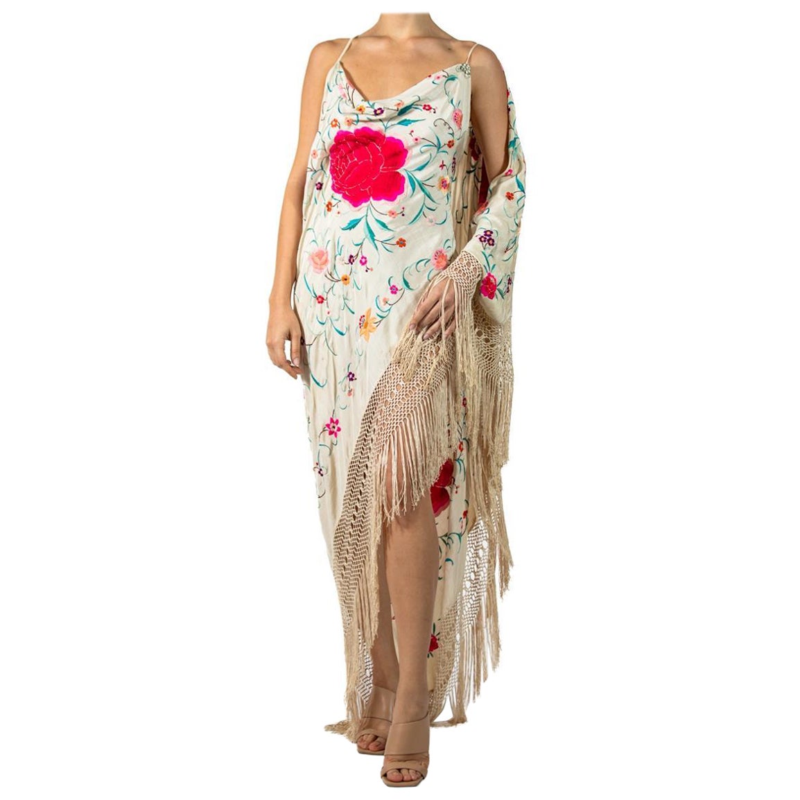 Morphew Atelier Cremefarbenes Kleid aus Seidenkrepp mit drapierten Ärmeln und Klavierschal mit Blumenbezug im Angebot
