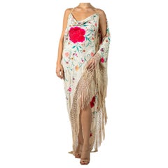 Morphew Atelier - Robe châle de piano à manches drapées en crêpe de soie crème recouverte de fleurs