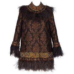 Andrew Gn Brown Manteau en brocart orné de plumes et de bijoux