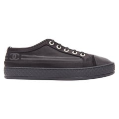 CHANEL schwarzer Satin CC-Logo silberne Perle Tülle geschnürt niedrigen Top-Sneaker EU38