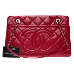 Bright & Außergewöhnliche Chanel Einkaufstasche aus rotem Kaviar gestepptem Leder, SHW