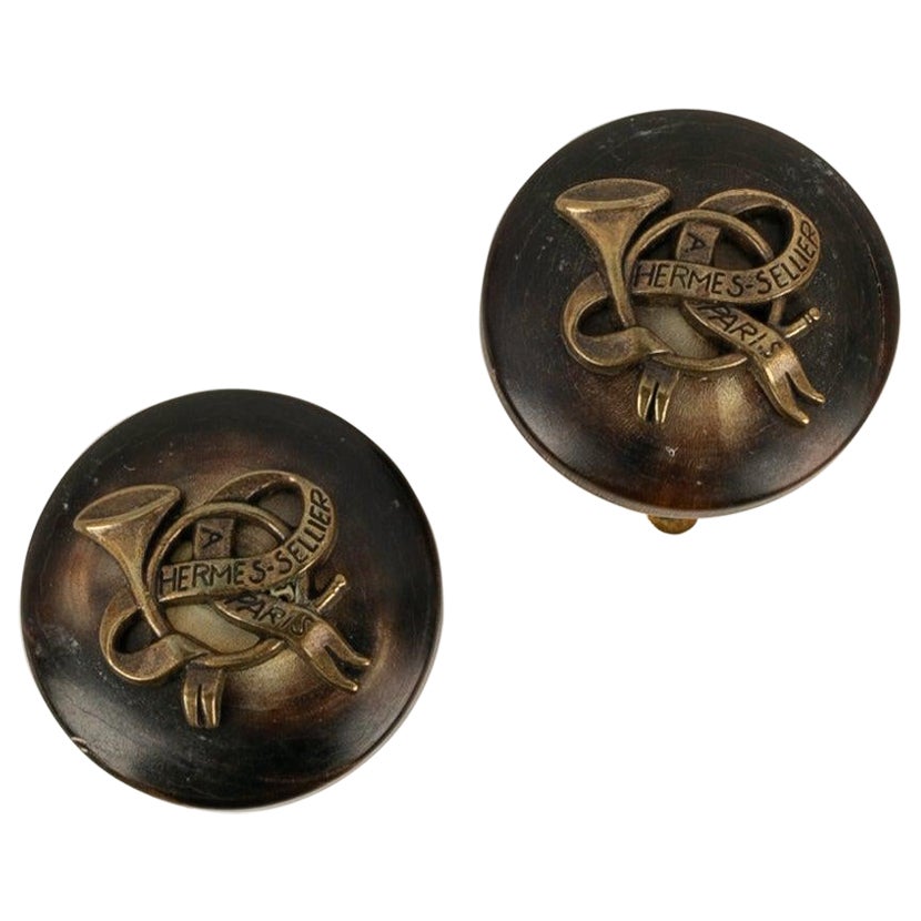 Boucles d'oreilles rondes Hermès "Sellier" en métal&wood doré foncé en vente