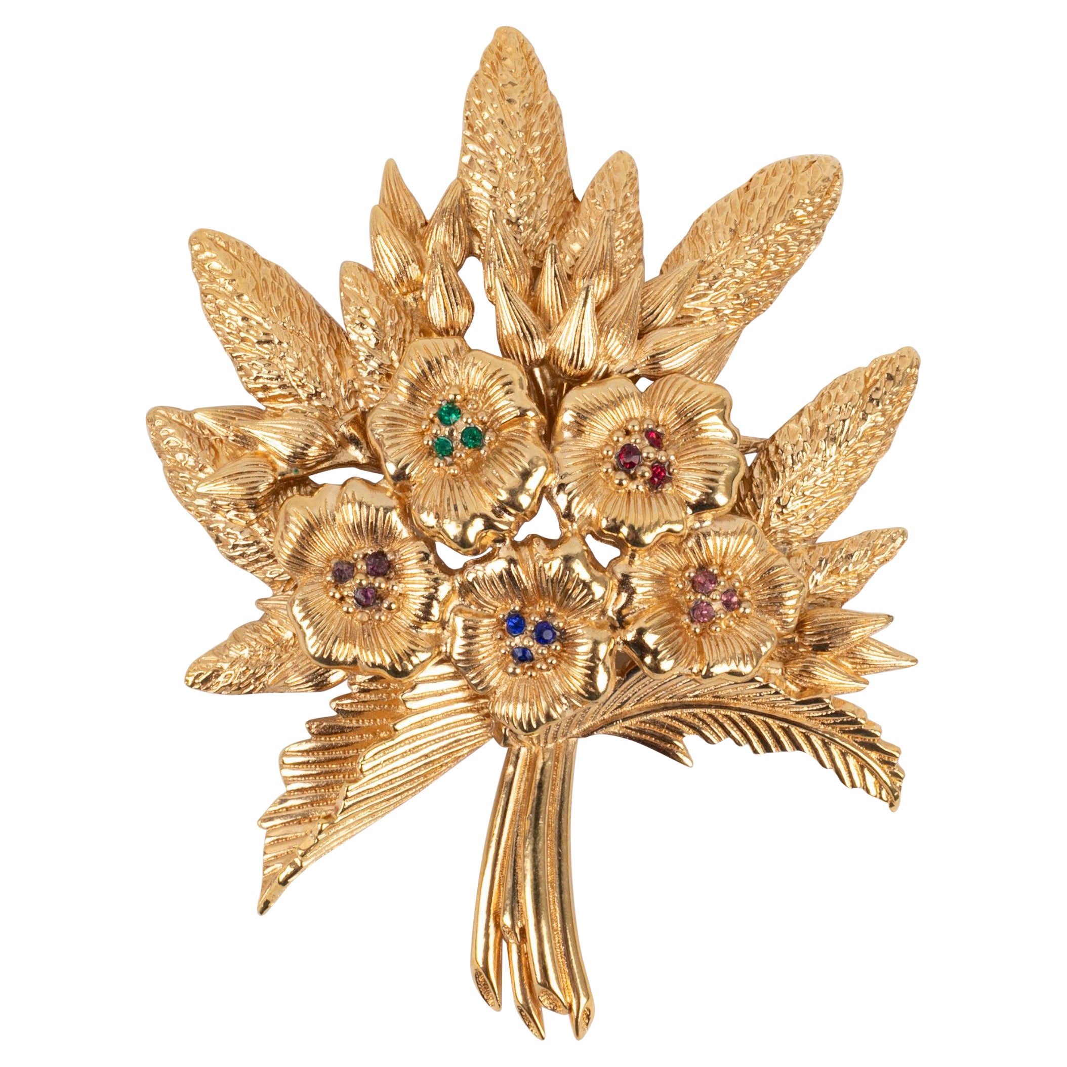 Dior Blumenbrosche aus vergoldetem Metall mit farbigen Strasssteinen im Angebot