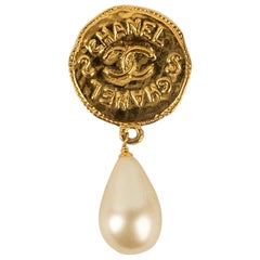 Vintage Chanel Brooch in Gold-Plated Metal and Costume Pearly Beads, 1994