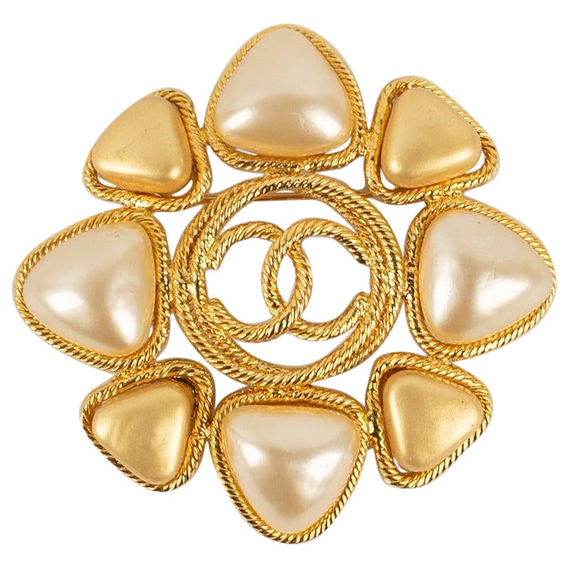 Chanel Brooch in Gold-Plated Metal and Pearly Glass Paste, 1990s For Sale