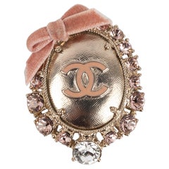 Chanel Medallion Brooch in Silver Plated Metal with Rhinestones