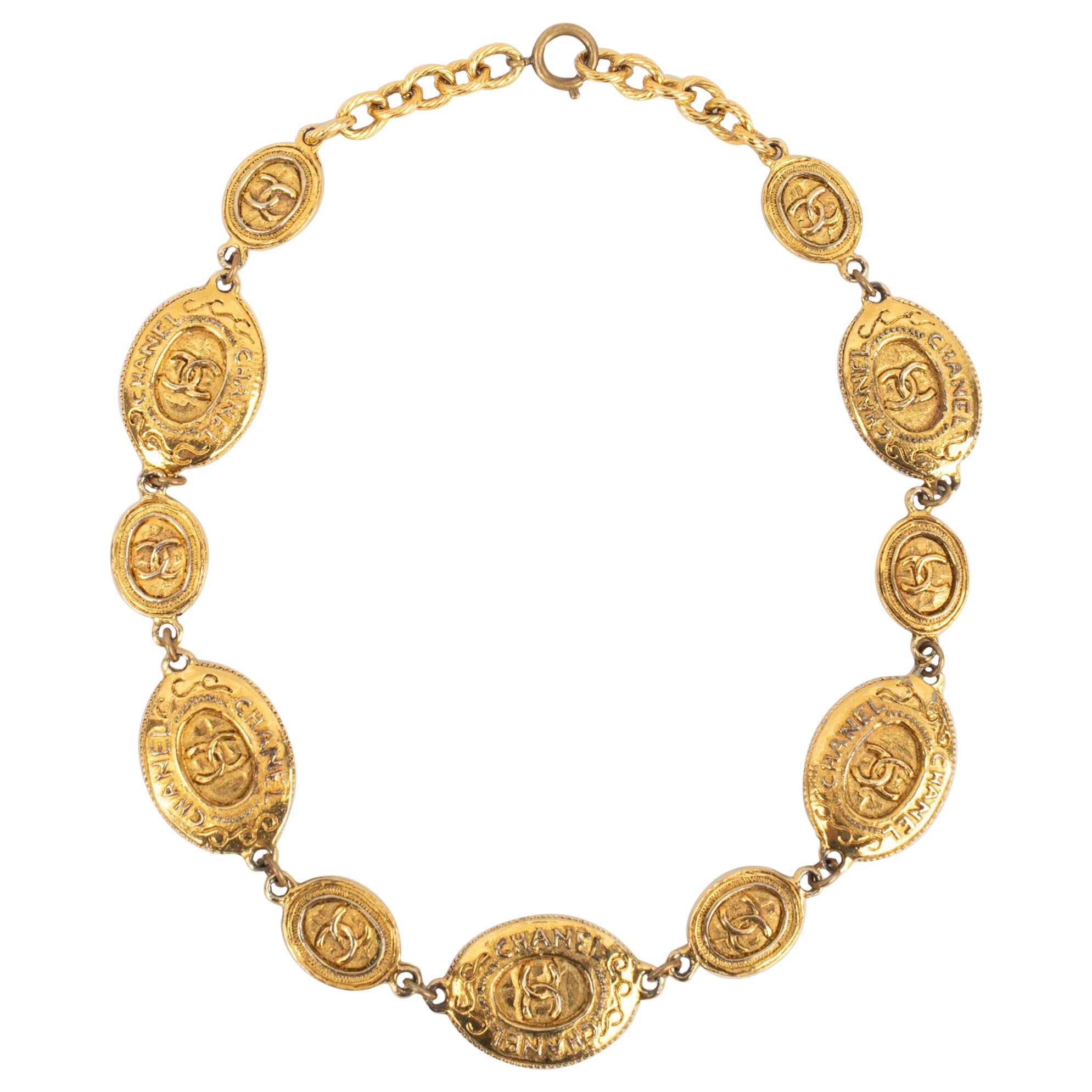 Chanel Goldene Metall-Halskette mit ovalen Medaillons aus Metall im Angebot