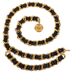 Chanel Goldener Metallgürtel aus Metall mit schwarzem Leder