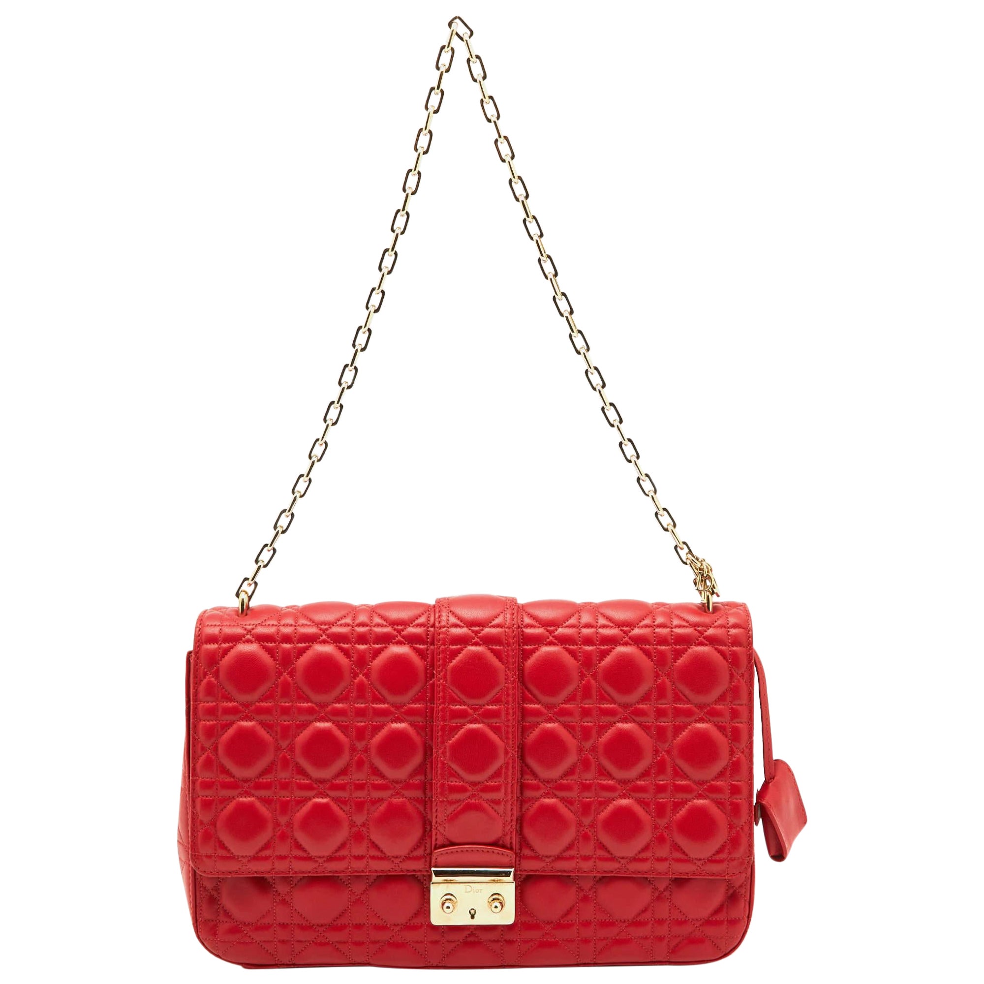 Grand sac à bandoulière Miss Dior en cuir cannage rouge en vente