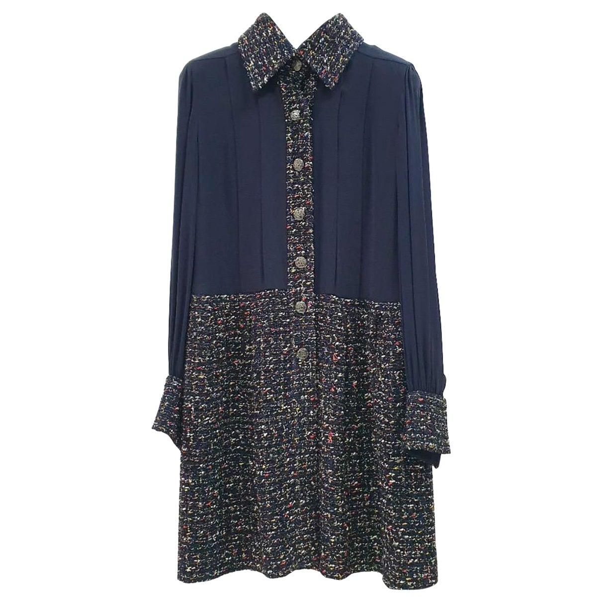 Robe Chanel 15K Camélia boutonnée en tweed en vente