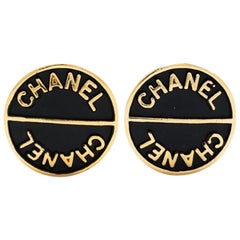 Boucles d'oreilles à clip avec logo noir de Chanel