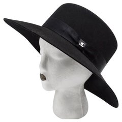 Chapeau CC Chanel en fourrure de lapin noire