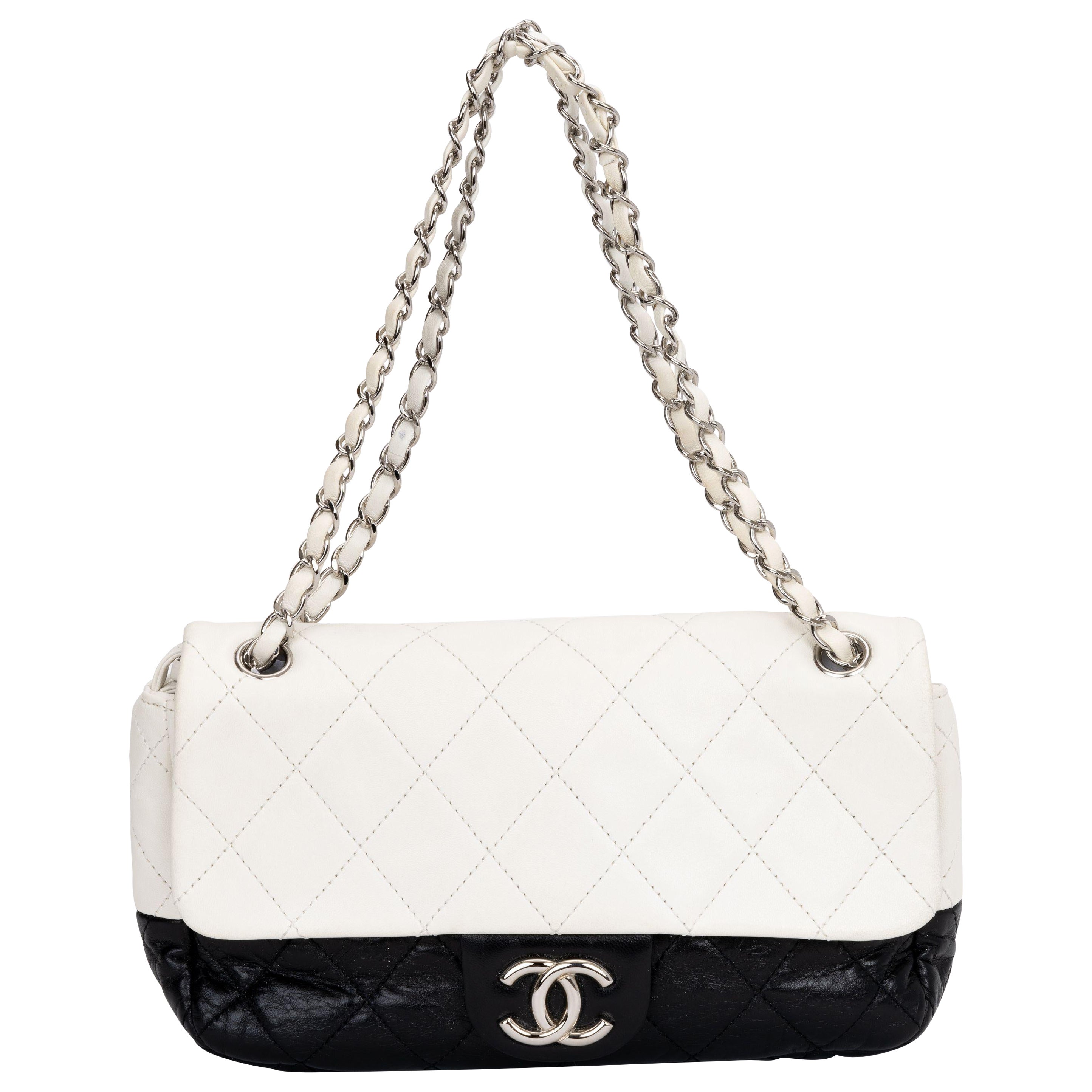 Chanel Schwarz/Weiß Leder-Umhängetasche im Angebot