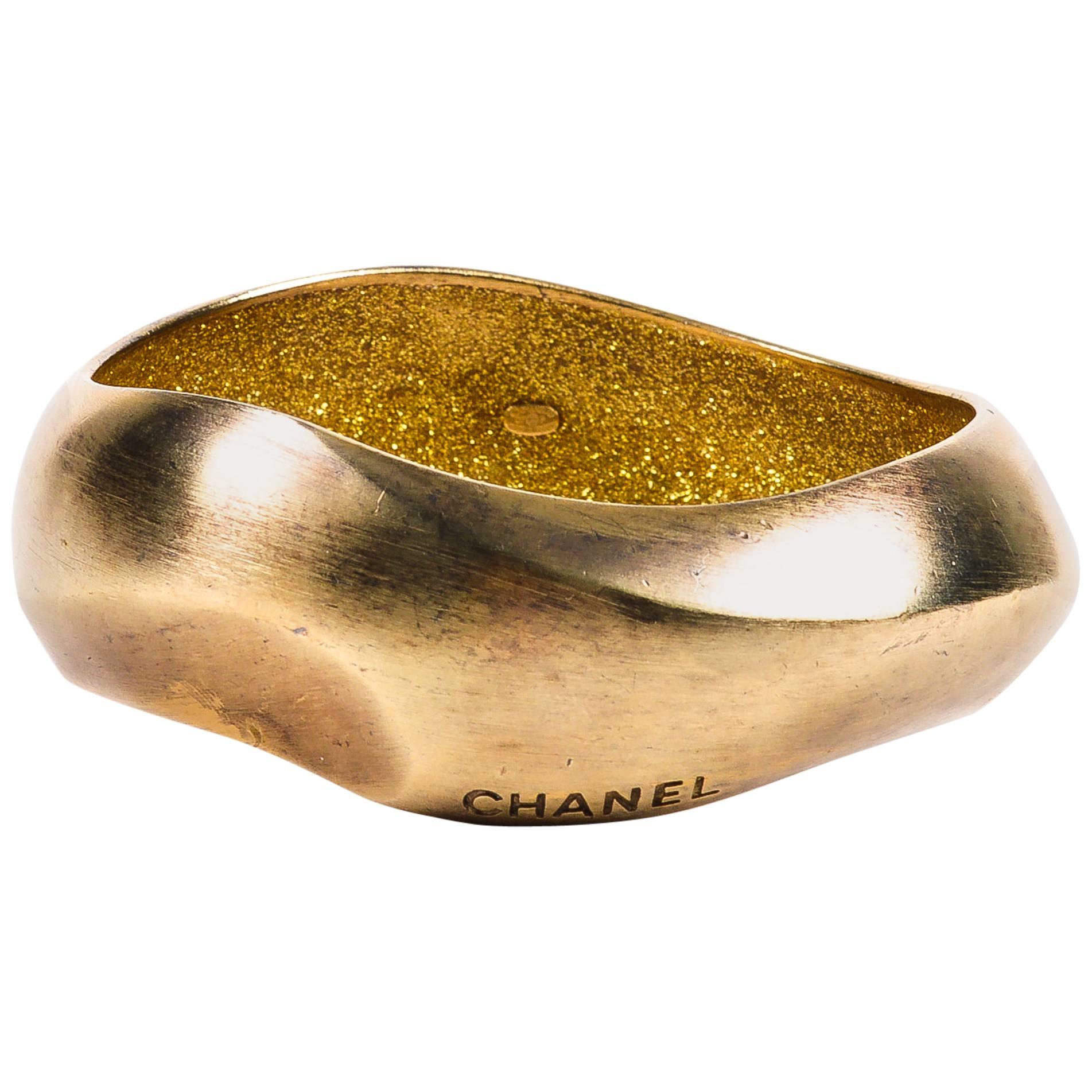 Chanel Spring 2007 Brushed Gold Tone Enameled Metal Wavy Distressed Bangle For Sale