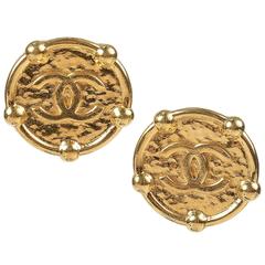 Vintage Chanel Season 25 Gold Tone Hammered 'CC' Logo Clip On Disc Earrings