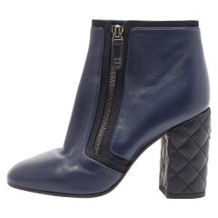 Chanel Blaue CC Block Heel-Stiefeletten aus Leder Größe 36