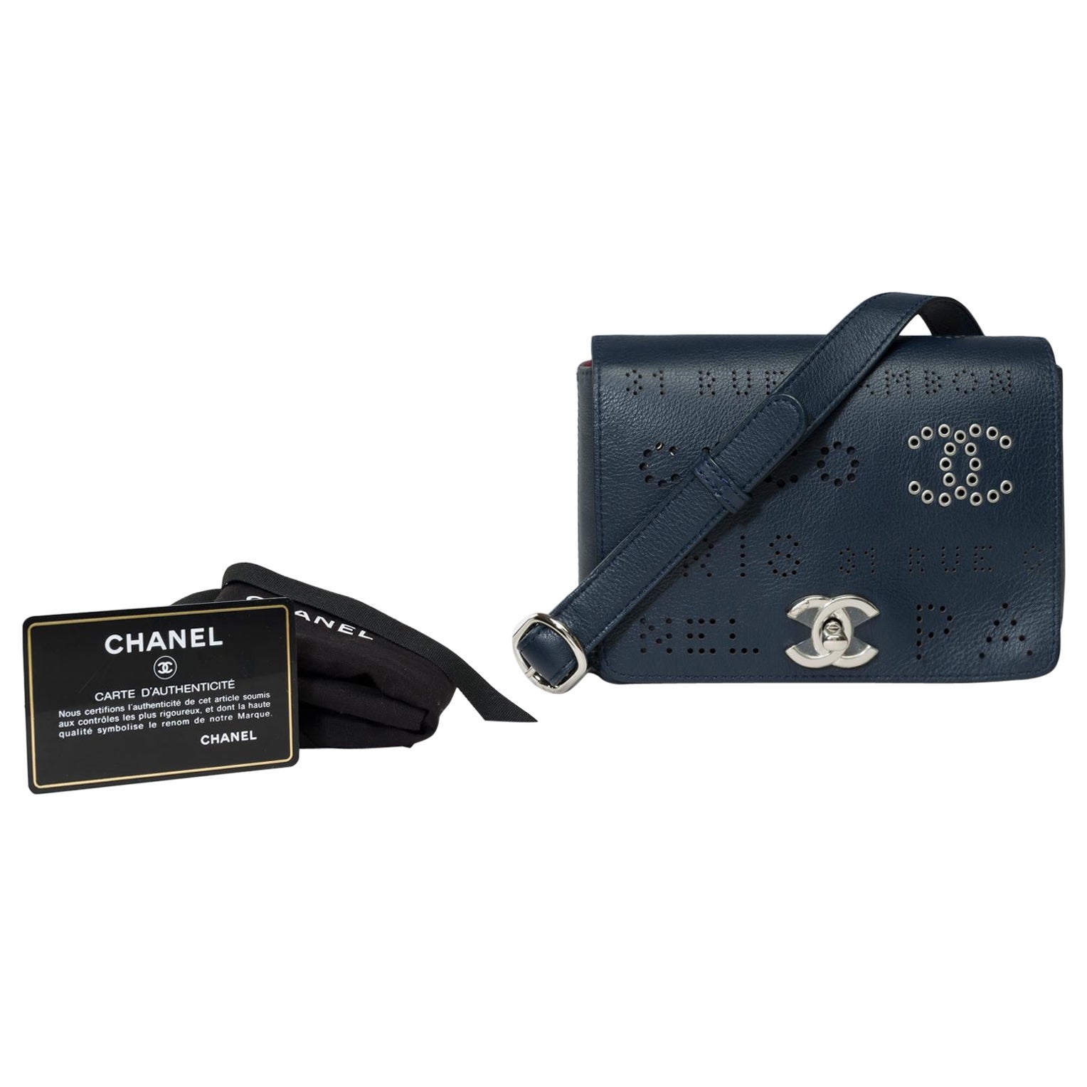 Chanel Classic Umhängetasche mit Überschlag aus marineblauem, perforiertem Leder, SHW im Angebot