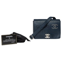 Sac à bandoulière Classic de Chanel en cuir perforé bleu marine, SHW